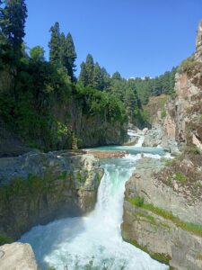 Aharbal_Waterfall,_Kashmir